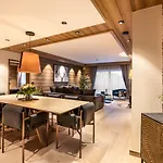 Hotel apartamentowy Manali By Alpine Courchevel